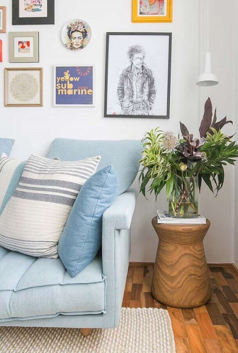 34. Sofá azul claro para decoração de sala com plantas e quadros na parede – Foto: Iná Arquitetura