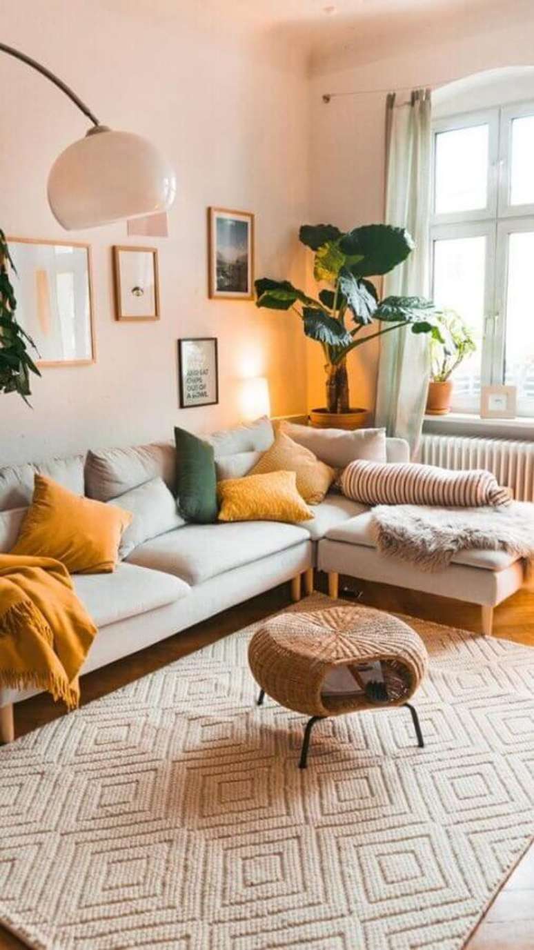 9. Cores neutras para decoração de sala com plantas e sofa com chaise – Foto: Apartment Therapy