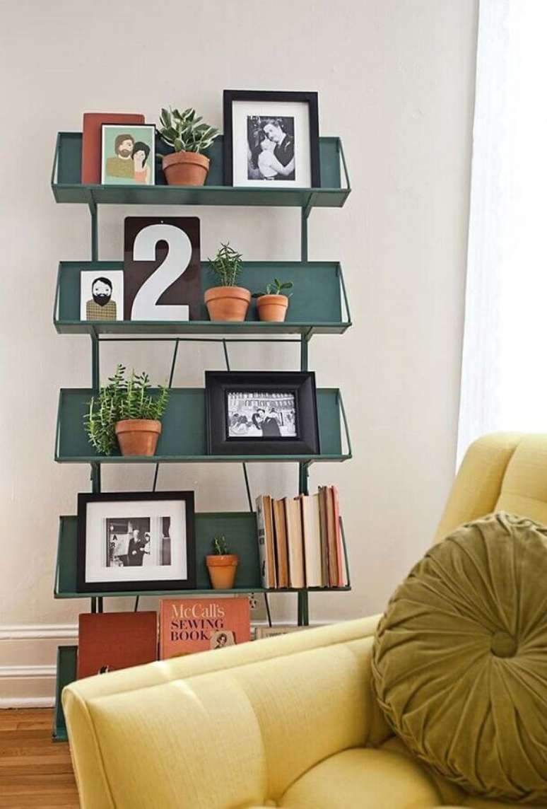 44. Vasos com plantas para decoração de sala com estante pequena – Foto: HousesDesign