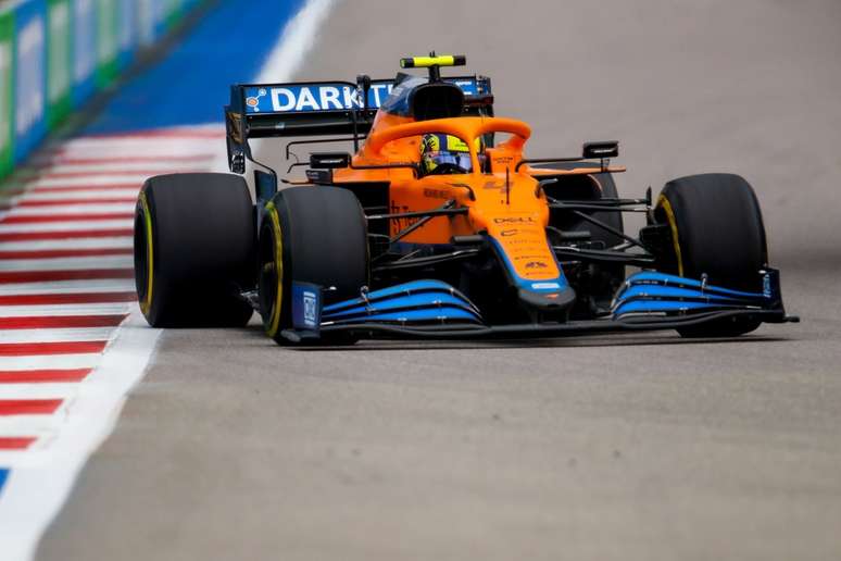 Lando Norris liderou boa parte da corrida, mas no fim perdeu a vitória por se recusar a calçar os pneus intermediários 