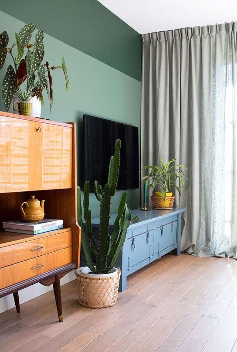 22. Decoração de sala pequena com plantas e rack azul – Foto Apartment Therapy