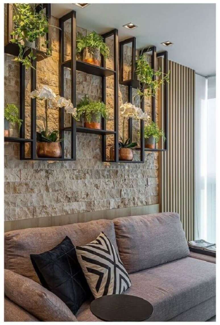 28. Parede rustica para decoração de sala com plantas em prateleira industrial – Foto: Estofos PT