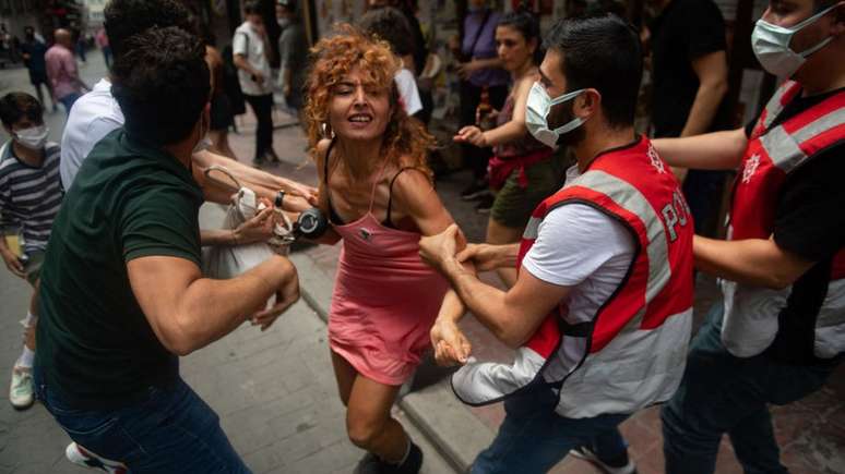 Durante a Parada do Orgulho Gay em Istambul este ano, a polícia turca disparou gás lacrimogêneo e prendeu dezenas de participantes
