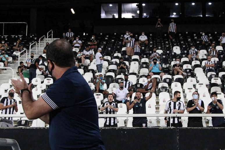 Enderson com a torcida do Botafogo (Foto: Vítor Silva/Botafogo)