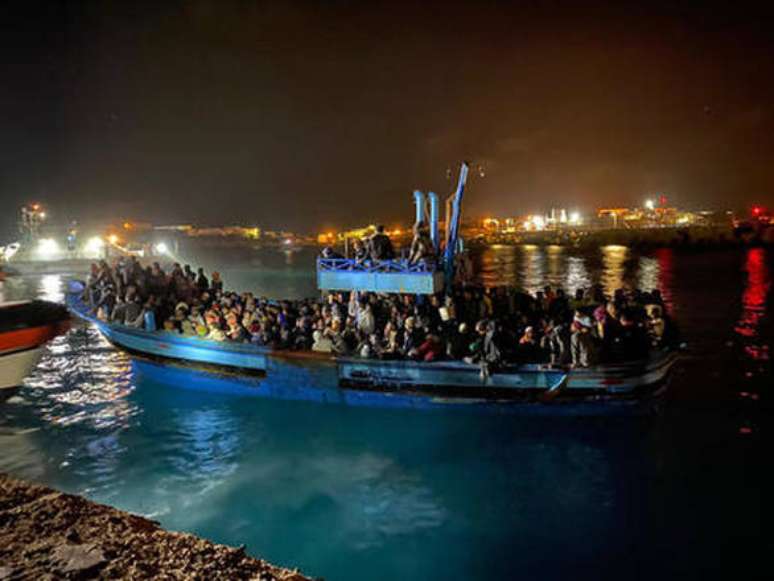 Mais de 500 migrantes desembarcam na ilha de Lampedusa