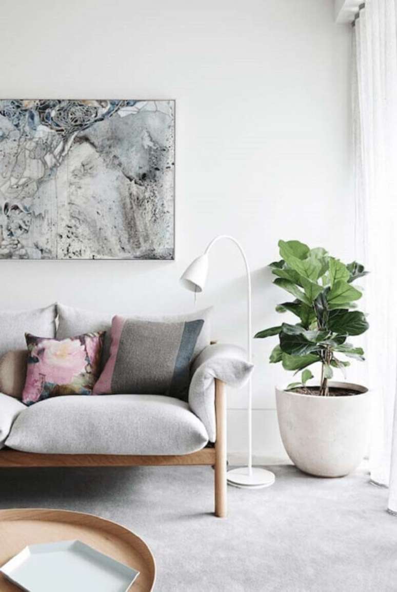16. Decoração de sala com plantas e sofa de couro – Foto: UPMKT