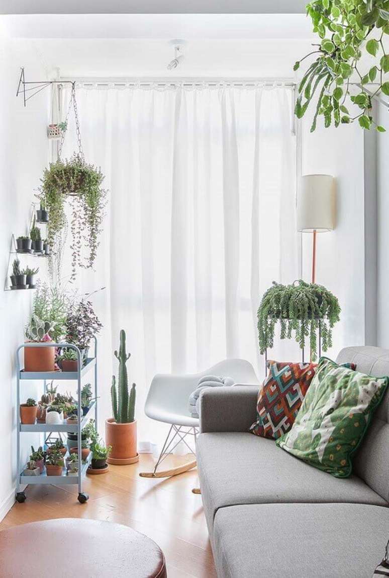63. Vasos com plantas para decoração de sala simples em cores claras – Foto: Gisele Rampazzo