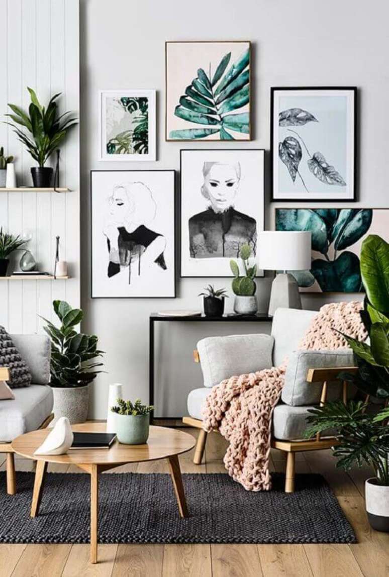 15. Decora&ccedil;&atilde;o de sala com plantas e quadros de parede em cores claras &ndash; Foto: Decorie