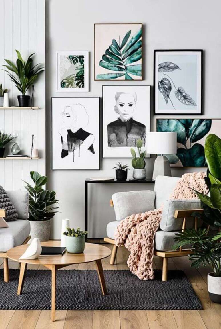 15. Decoração de sala com plantas e quadros de parede em cores claras – Foto: Decorie