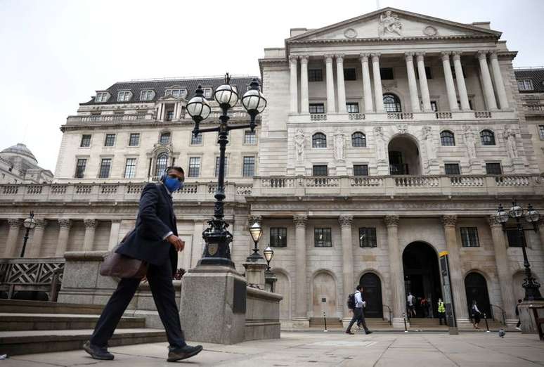 Pessoa passa pelo prédio do Banco da Inglaterra no distrito financeiro de Londres, Reino Unido, em 11 de junho de 2021. REUTERS/Henry Nicholls