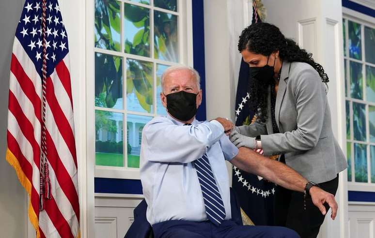 Presidente dos EUA, Joe Biden, recebe dose de reforço de vacina contra Covid-19 na Casa Branca
27/09/2021 REUTERS/Kevin Lamarque