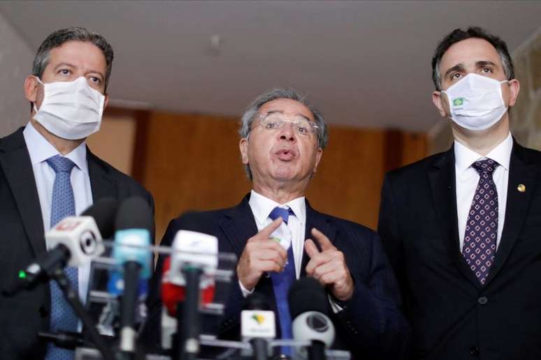 Ministro da Economia, Paulo Guedes, fala a jornalistas entre o presidente da Câmara, deputado Arthur Lira, e do Senado, Rodrigo Pacheco
12/02/2021
REUTERS/Ueslei Marcelino