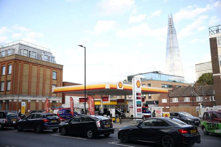 Fila de veículos em posto de combustível em Londres
27/09/2021
REUTERS/Henry Nicholls