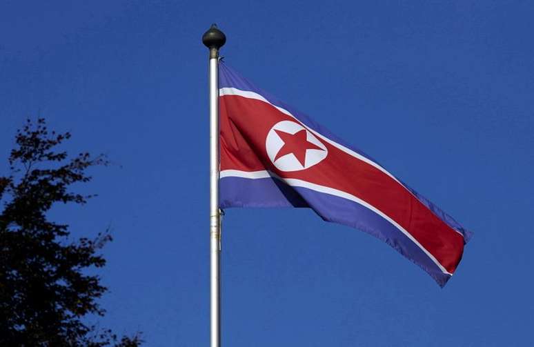 Bandeira da Coreia do Norte na missão permanente do país em Genebra
02/10/2014
REUTERS/Denis Balibouse