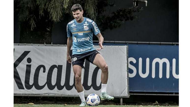 O meia Augusto deve fazer o primeiro jogo com o Santos nesta terça-feira (Foto: Ivan Storti/Santos)