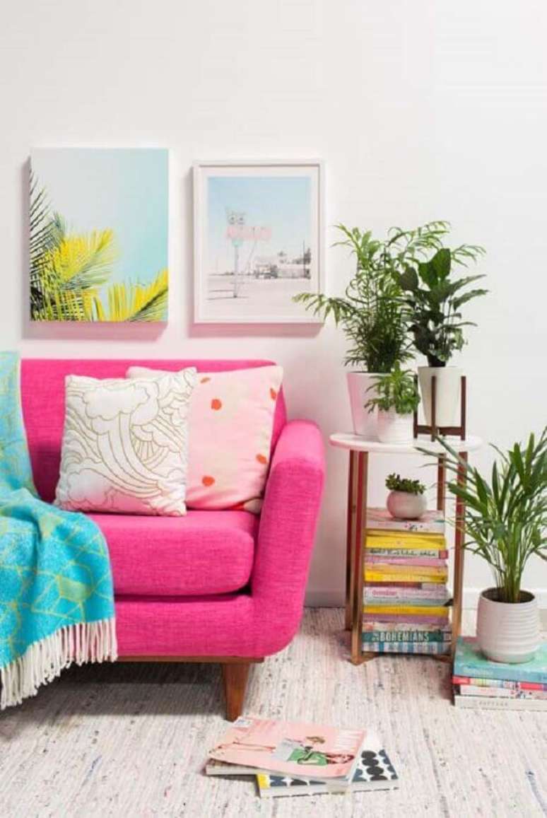 48. Vasos com plantas para decoração de sala com sofa rosa – Foto: Decor Fácil