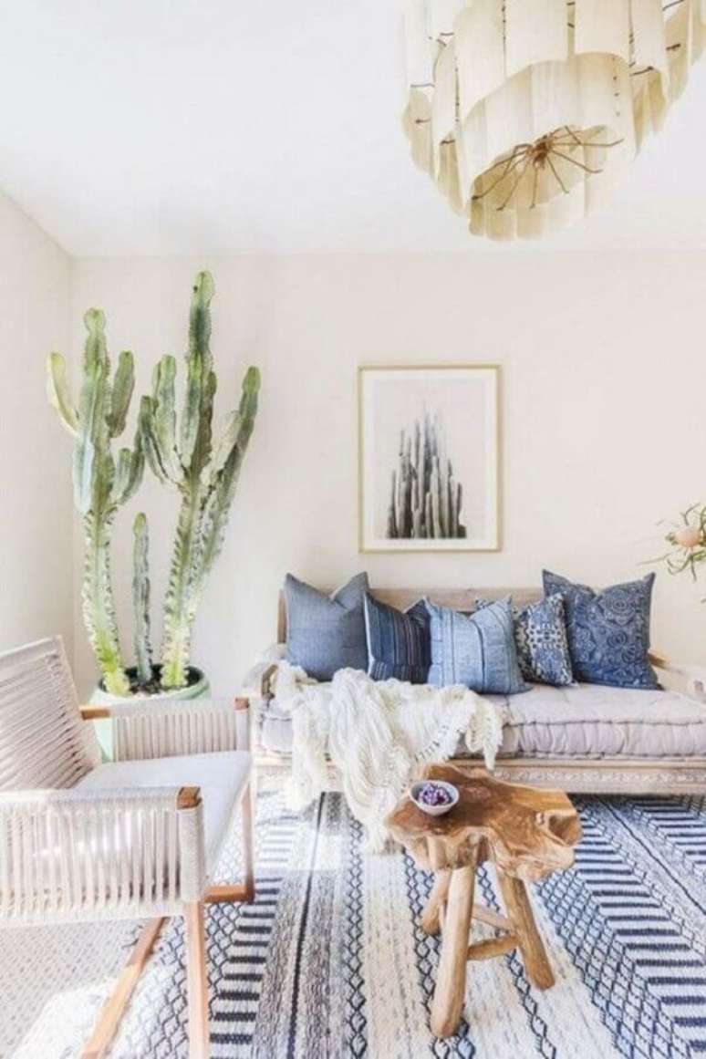 6. Cores claras para decoração de sala com plantas e tapete azul e branco – Foto: Futurist Architecture