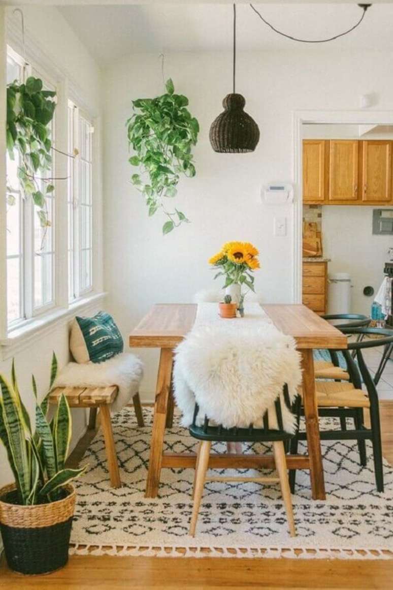 55. Vasos com plantas para decoração de sala de jantar simples – Foto: Sara Toufali