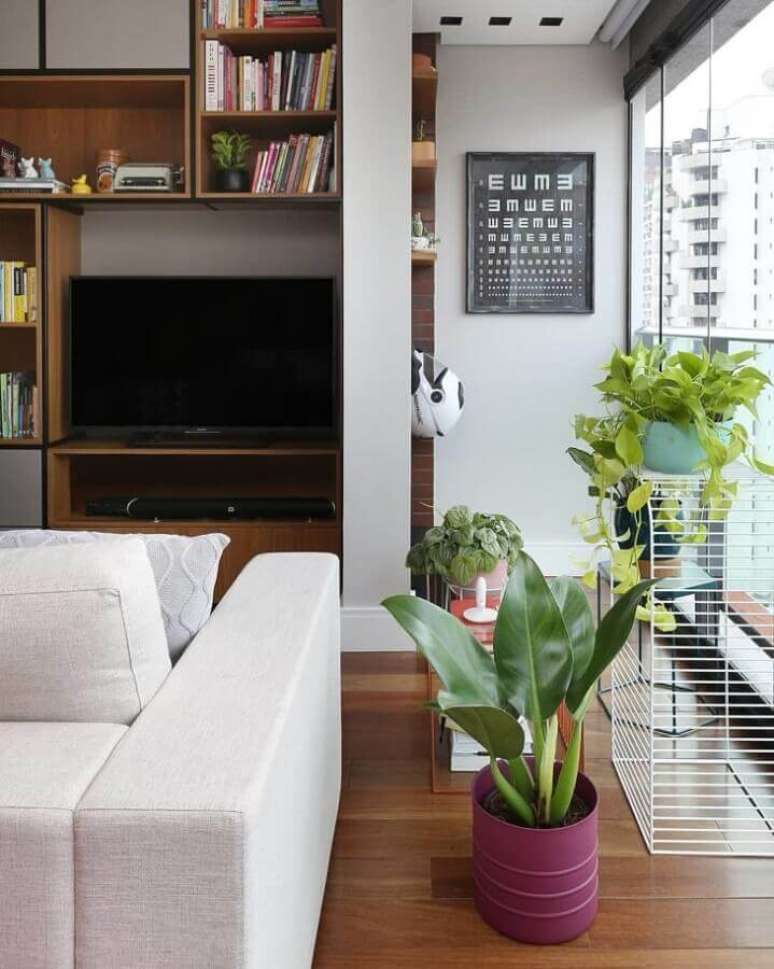59. Vasos com plantas para decoração de sala moderna planejada com estante de nichos – Foto: Mandril Arquitetura