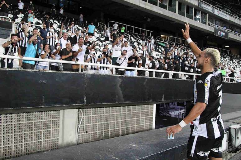 Rafael fala com a torcida em estreia pelo Botafogo (Foto: Vítor Silva/Botafogo)