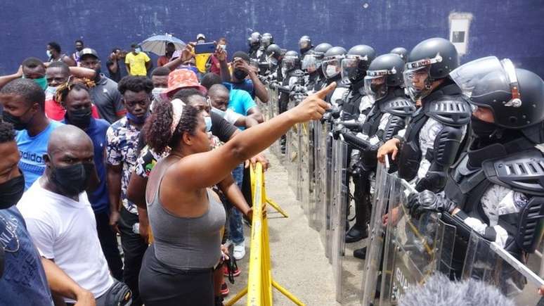 Haitianos optaram por formar caravana para viajar aos Estados Unidos, enfrentando forças de segurança mexicanas