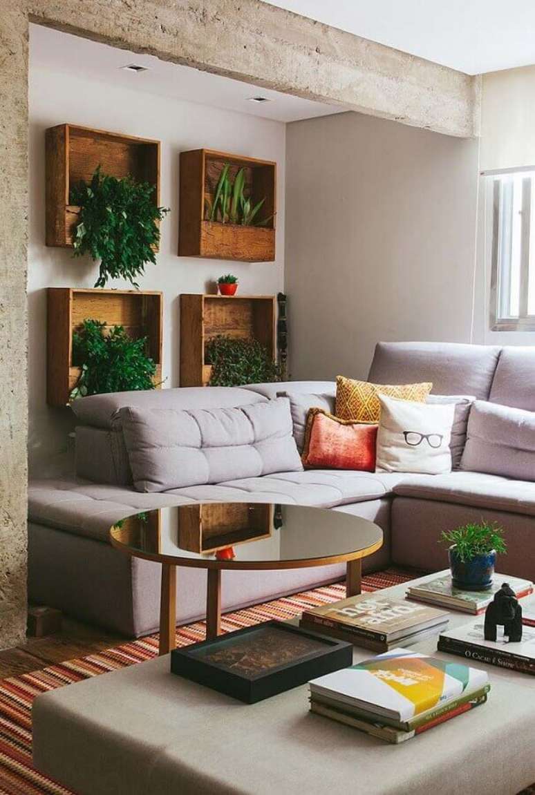 35. Sofá cinza de canto para decoração de sala com plantas na parede – Foto: Revista Artesanato
