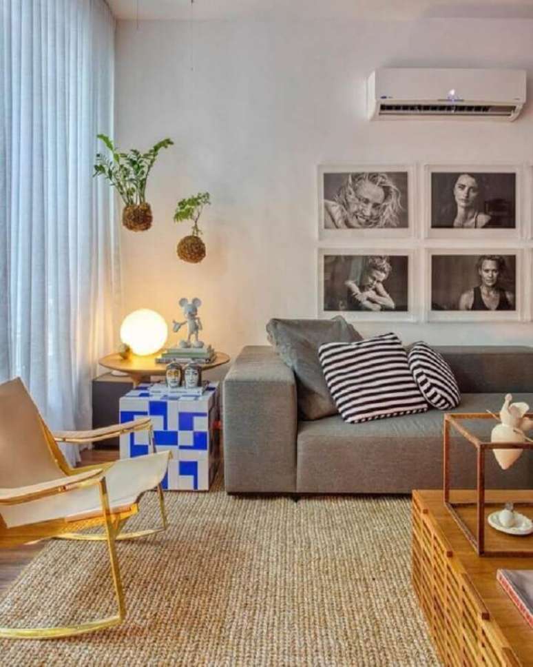 39. Tapete rustico para decoração de sala com plantas suspensas e sofa cinza – Foto: Studio RO+CA