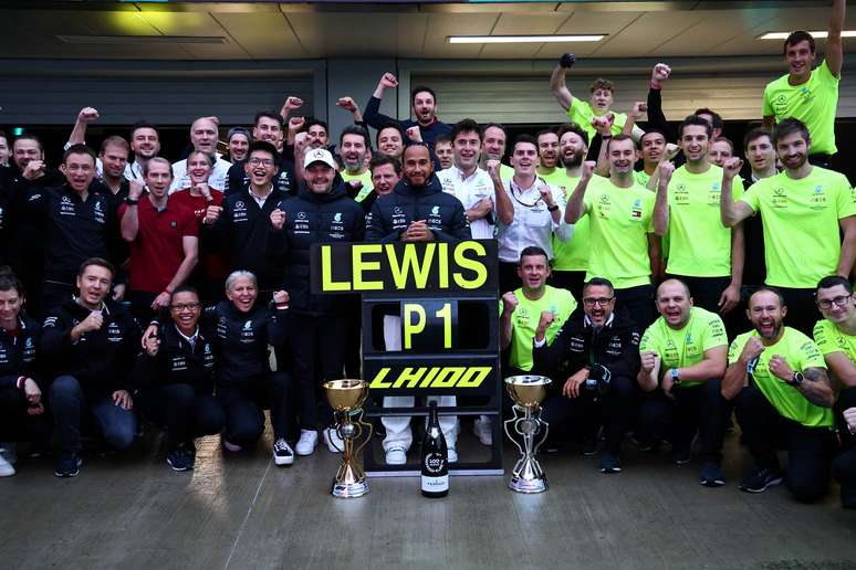 Lewis Hamilton celebra, junto com a Mercedes, a vitória 100 na F1 