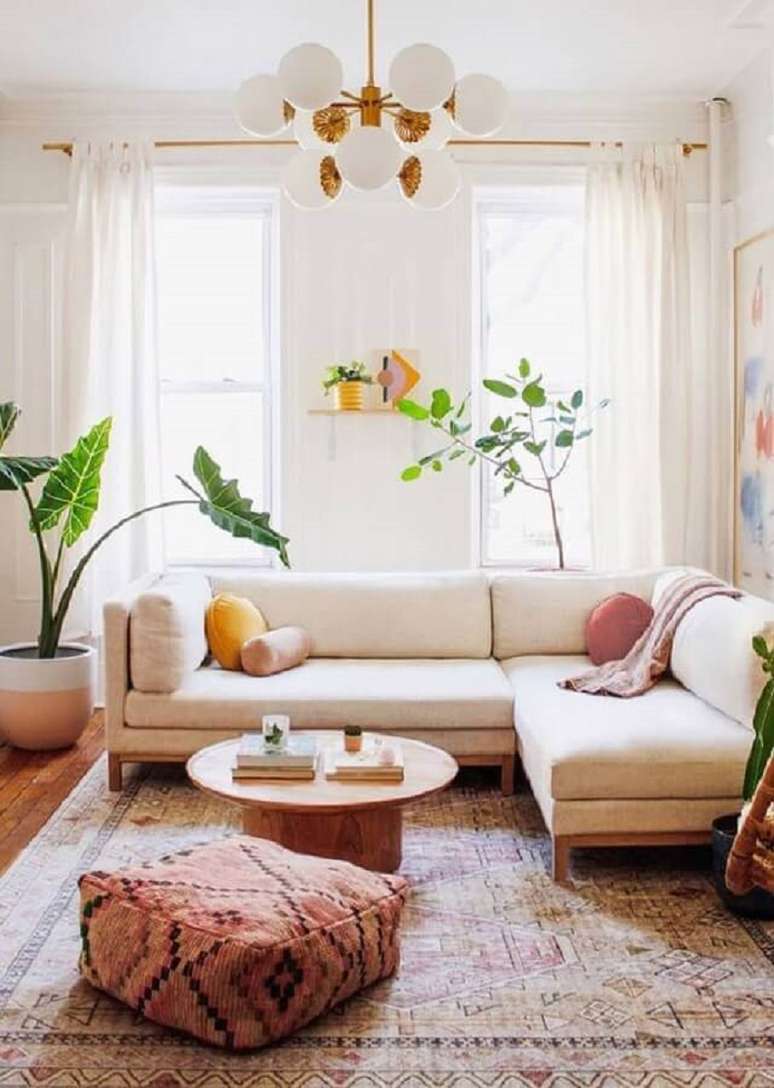 3. Cores claras para decoração de de sala com plantas naturais e sofa de canto – Foto: Urban Green Br