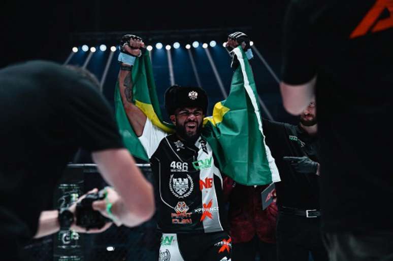 Irwing comemorando vitória na Rússia: brasileiro retorna dia 4 de outubro (Foto ACA MMA)