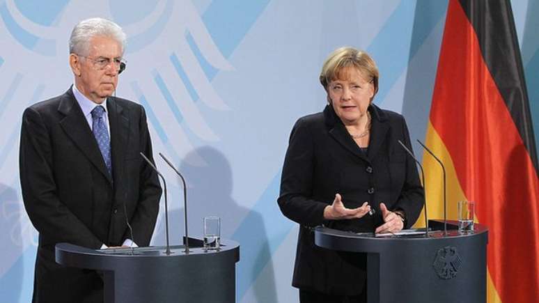 Merkel esteve à frente da busca por saídas para a crise ao lado de outros líderes, como o italiano Mario Monti