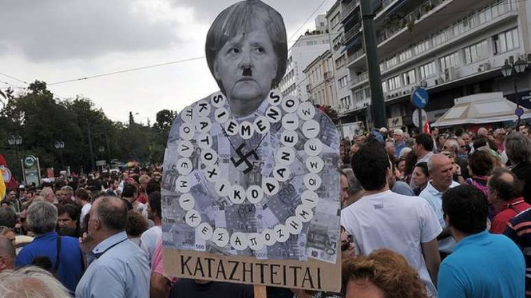 Gregos protestaram durante a visita de Angela Merkel ao país em 2012, no auge da crise econômica