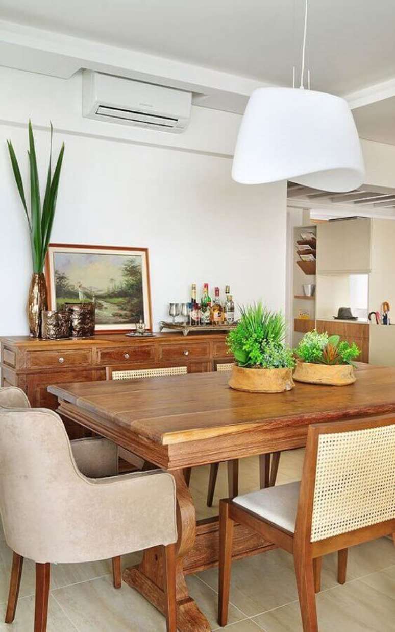 54. Vasos com plantas para decoração de sala de jantar com moveis de madeira – Foto: Ana Yoshida