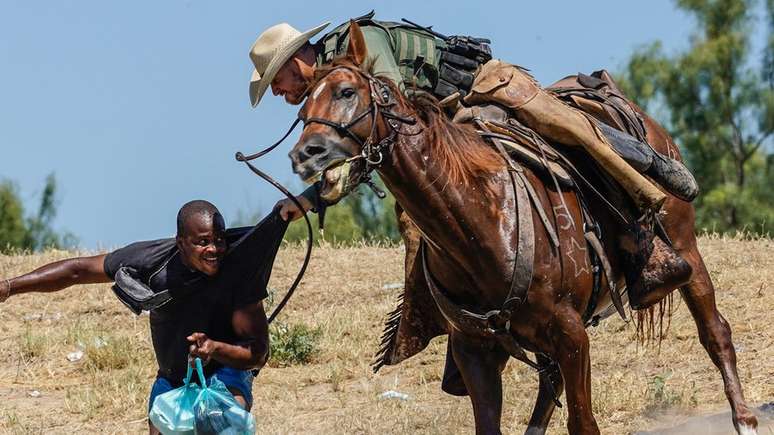 Essas imagens de agentes da patrulha de fronteira perseguindo haitianos a cavalo foram condenadas pela Casa Branca