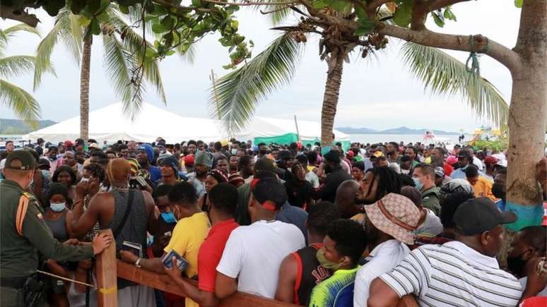 Na cidade de Necoclí, na Colômbia, milhares de pessoas aguardam para cruzar para o Panamá