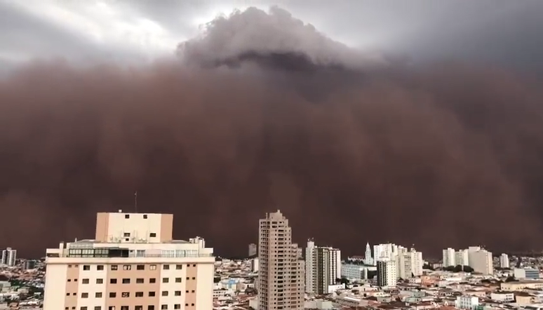 Nuvem de terra assustou moradores do interior paulista neste domingo.