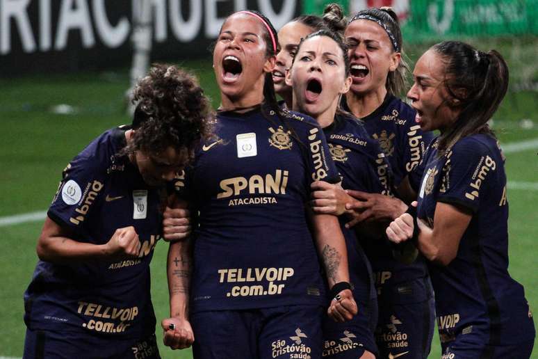 Victoria Albuquerque comemora seu gol durante a partida entre Corinthians e Palmeiras