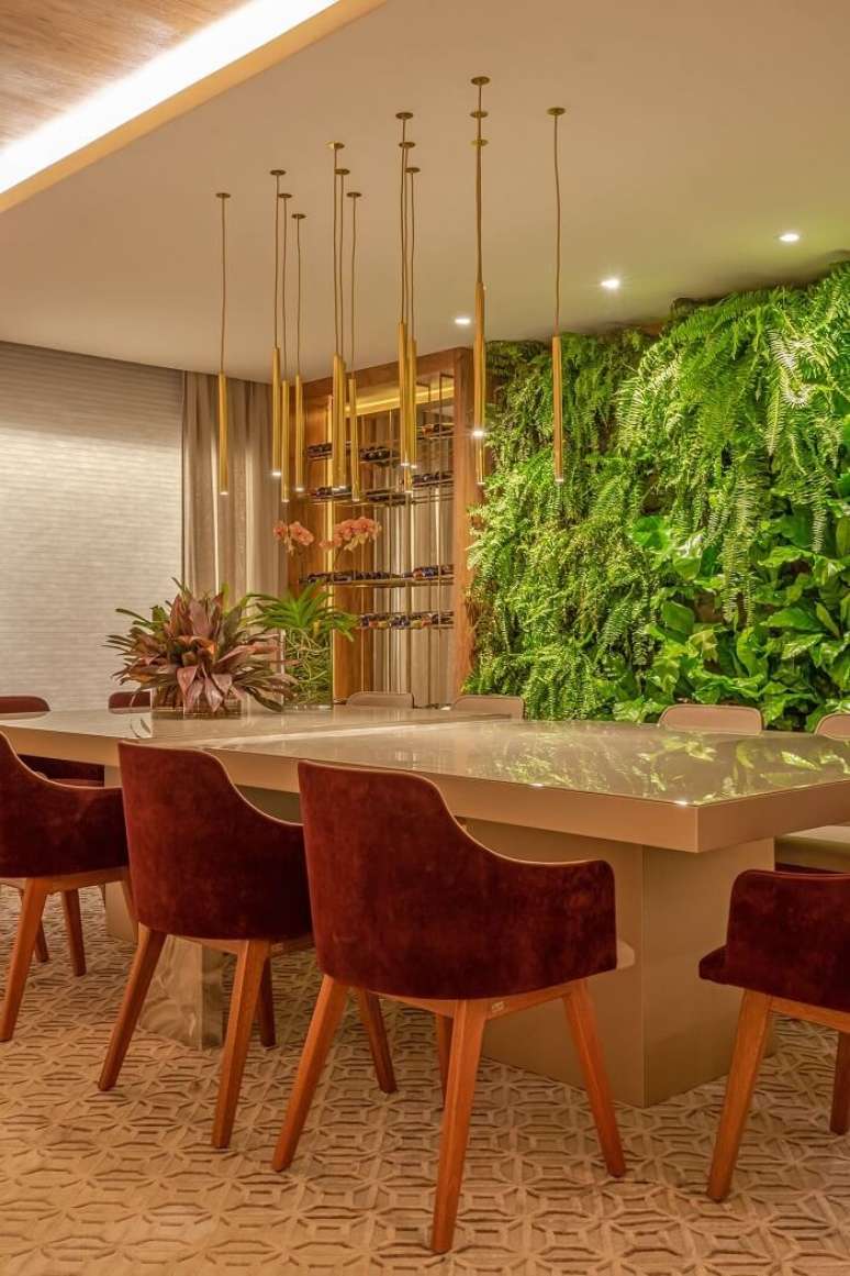 30. Sala de jantar de apartamento de luxo com jardim vertical. Fonte: Janaina Ferreira Loft