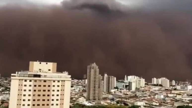 Nuvem de poeira no interior de São Paulo