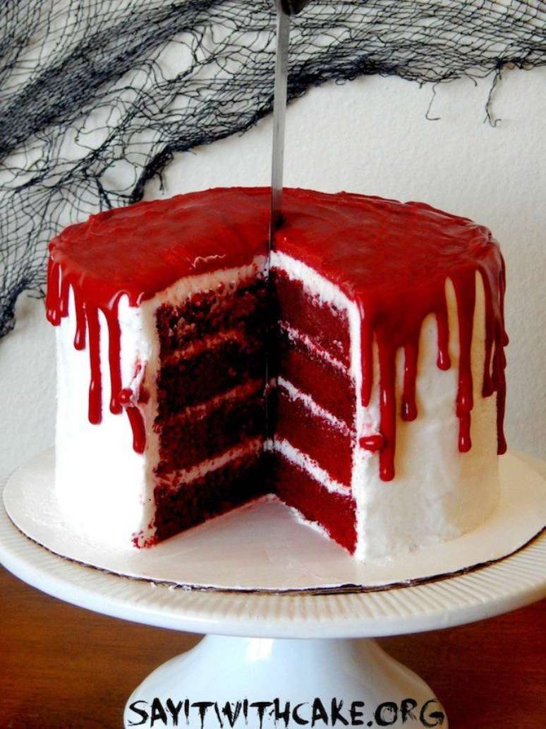 29. O bolo pode ter cobertura vermelha, igual a sangue, para ser super personalizado no halloween – Por: Say It With Cake