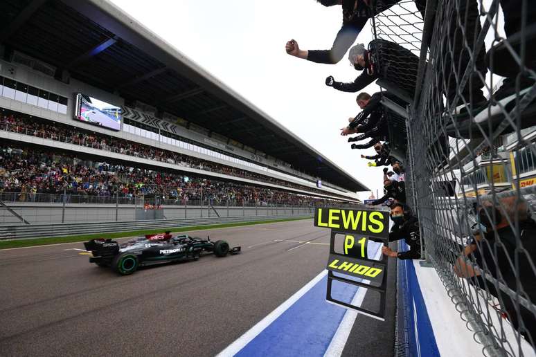 Lewis Hamilton conquistou uma vitória histórica neste domingo na Rússia 