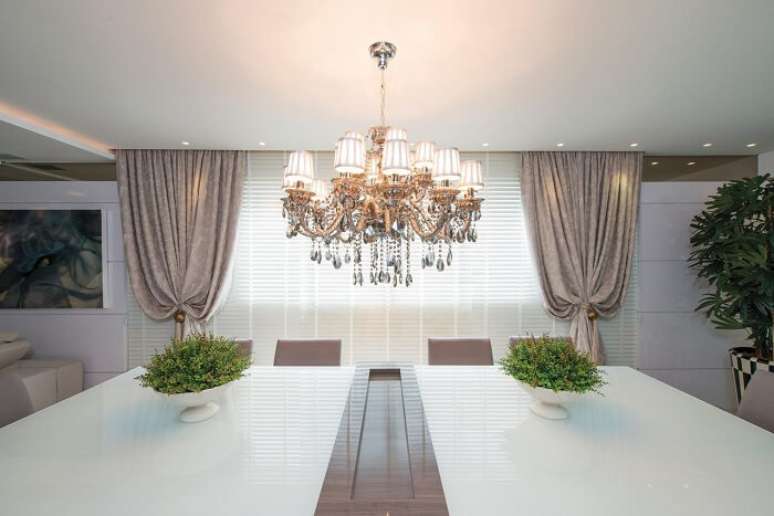 47. Sala de jantar grande de luxo com lustre. Fonte: Actual Design