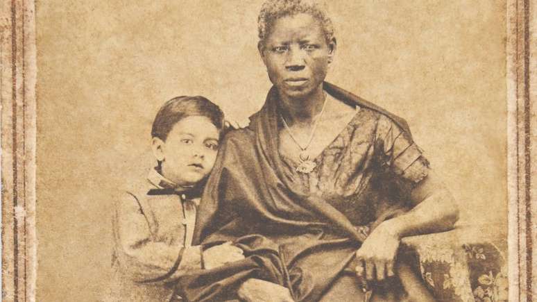 Augusto Gomes Leal com sua ama de leite Mônica, em fotografia de João Ferreira Villela, de 1860
