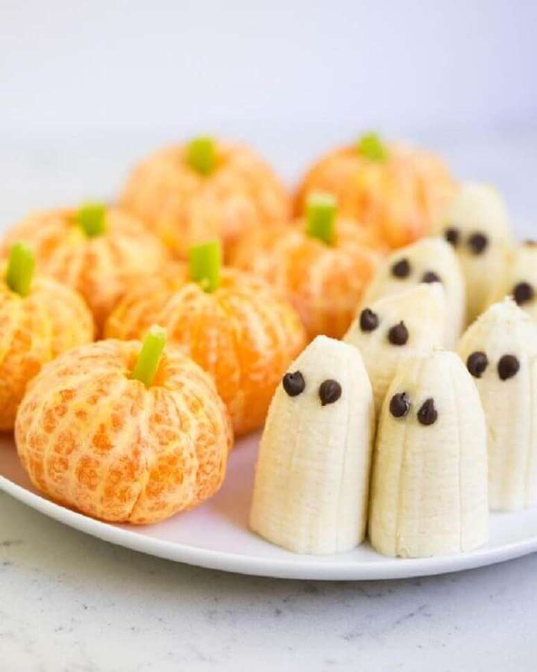 62. Ideia de decoração de Halloween com frutas personalizadas – Foto: I Heart Naptime