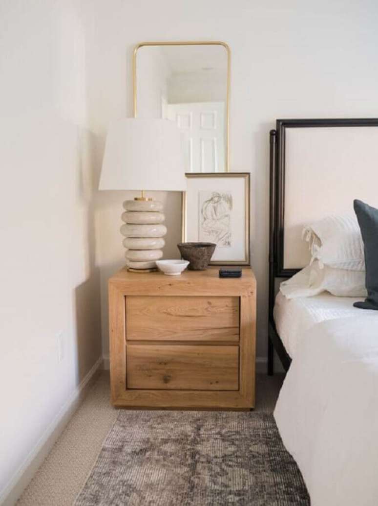 36. Decoração de quarto em cores claras com abajur para criado mudo de madeira – Foto: Light and Dwell Interiors