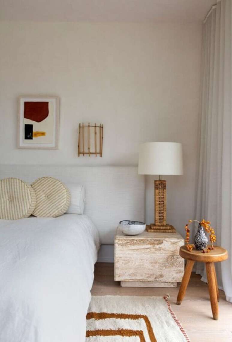 35. Decoração de quarto branco com abajur para criado mudo rustico – Foto: domino magazine