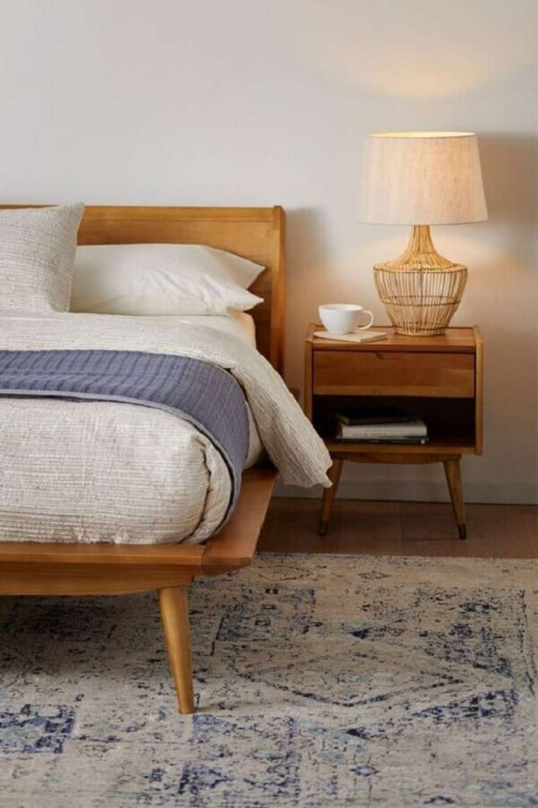 45. Decoração simples para quarto com moveis de madeira e abajur para criado mudo – Foto: Scandinavian Designs