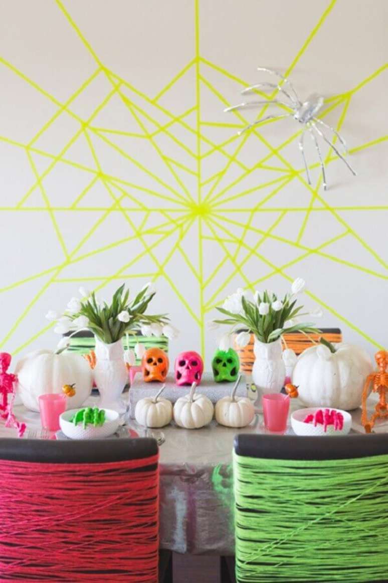 60. Festa de Halloween com decoração neon – Foto: The Cake Boutique