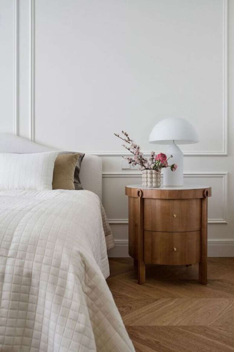 18. Abajur pequeno para criado mudo de quarto branco decorado com boiserie – Foto: PUFIK Interiors e Inspirations