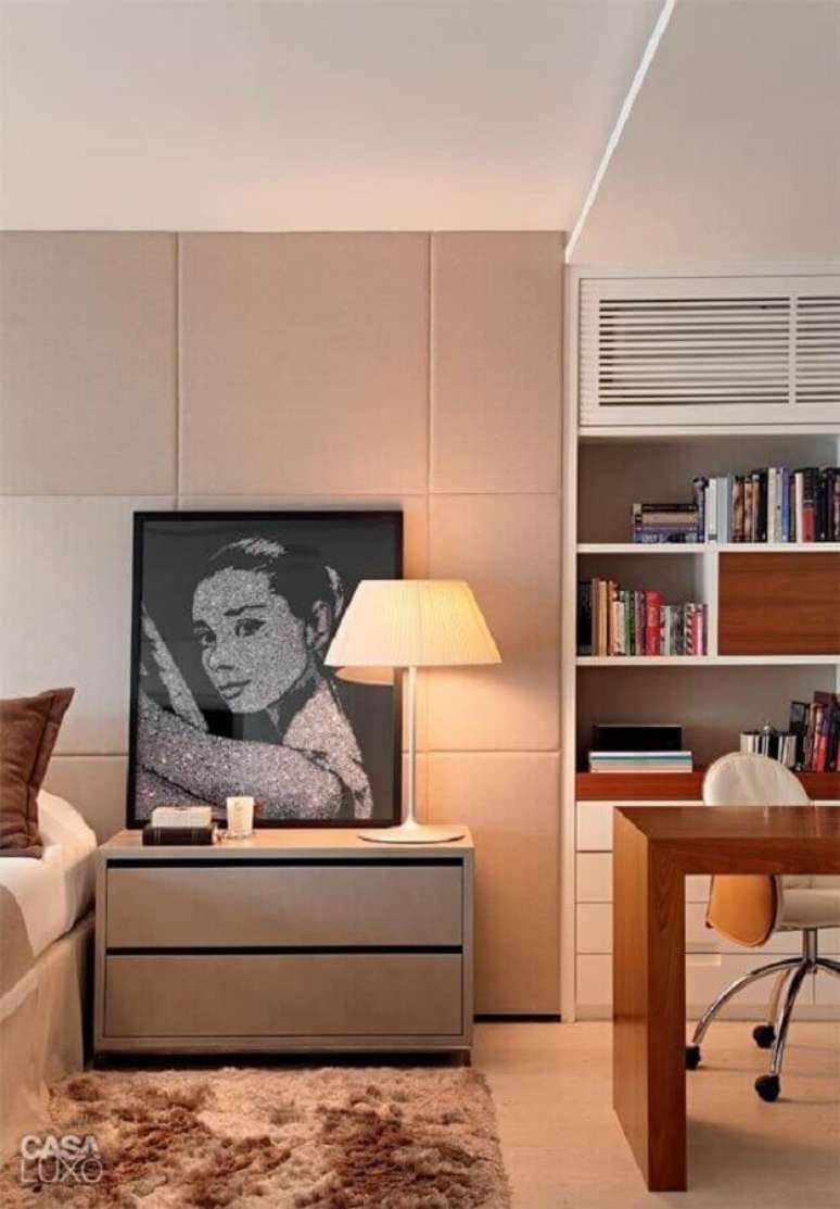 14. Abajur para criado mudo de quarto grande decorado com home office – Foto: MCA Studio